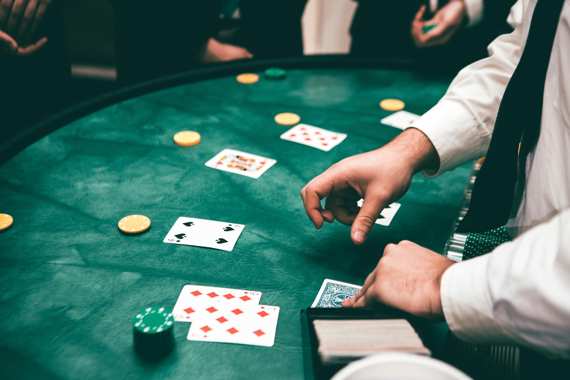 Unutrašnjost kazina sa ruletom i poker stolovima